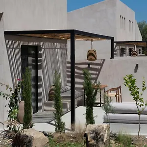 Ξενοδοχείο με διαμερίσματα Pure Όρμος Παναγιάς